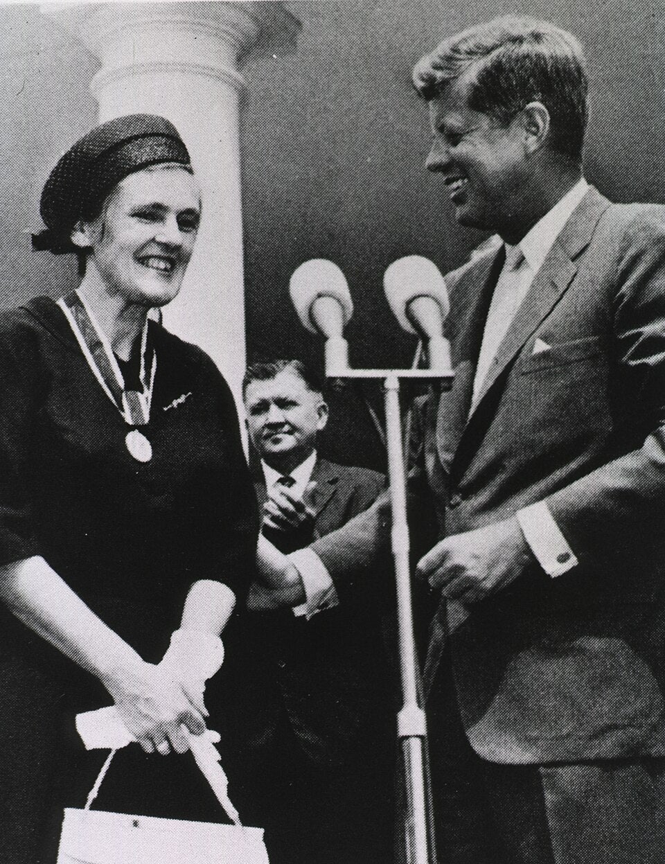  Frances Kathleen Oldham Kelsey receiving the President's Award for Distinguished Federal Civilian Service from President John F. Kennedy, in 1962.
