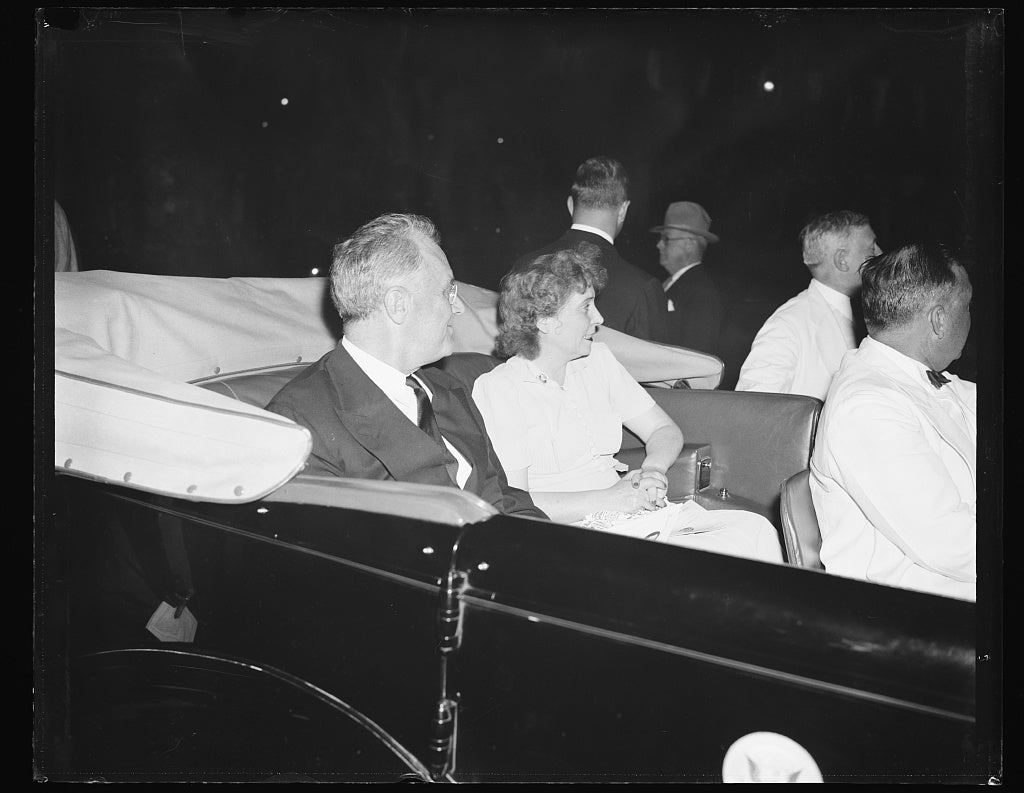 FDR listens to the NSO play from their concert barge, 1939. (Photo Source: Library of Congress) https://www.loc.gov/item/hec2013015803/ FDR listens to the NSO play from their concert barge, 1939. (Photo Source: Library of Congress) https://www.loc.gov/item/hec2013015803/