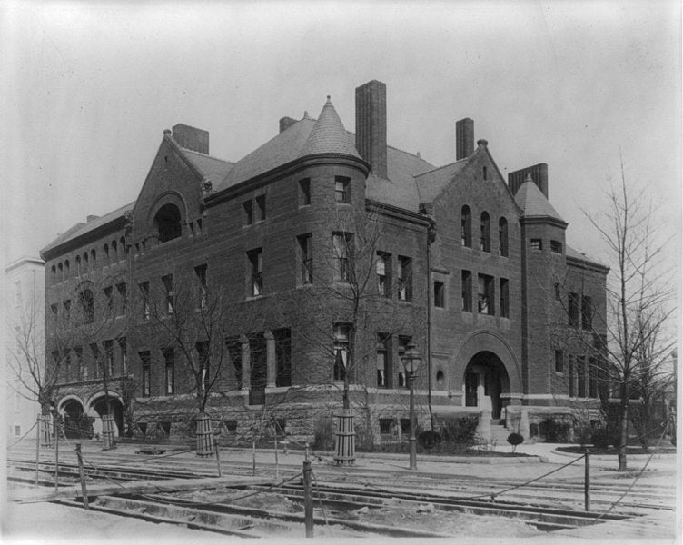 The Hay-Adams House on the future site of the Hay-Adams Hotel. (Photo source: Wikimedia Commons.)