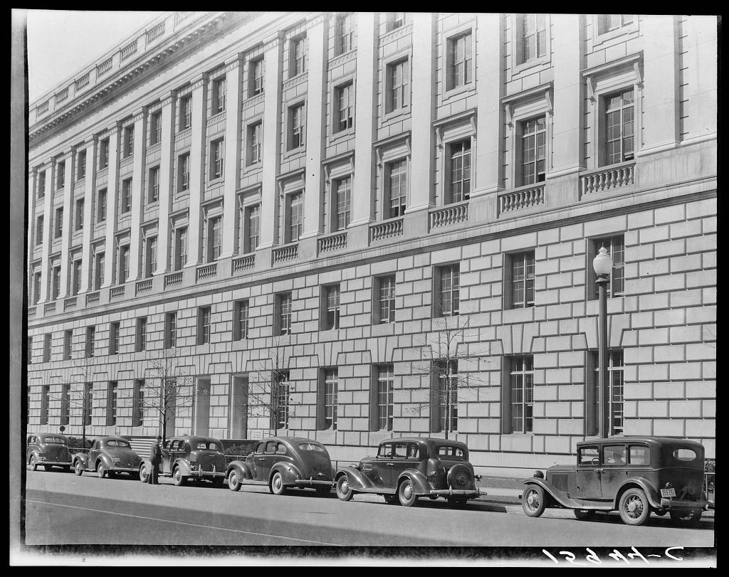 Photo of exterior of Department of Commerce building, 1939. Photo Credit: David Myers via Library of Congress