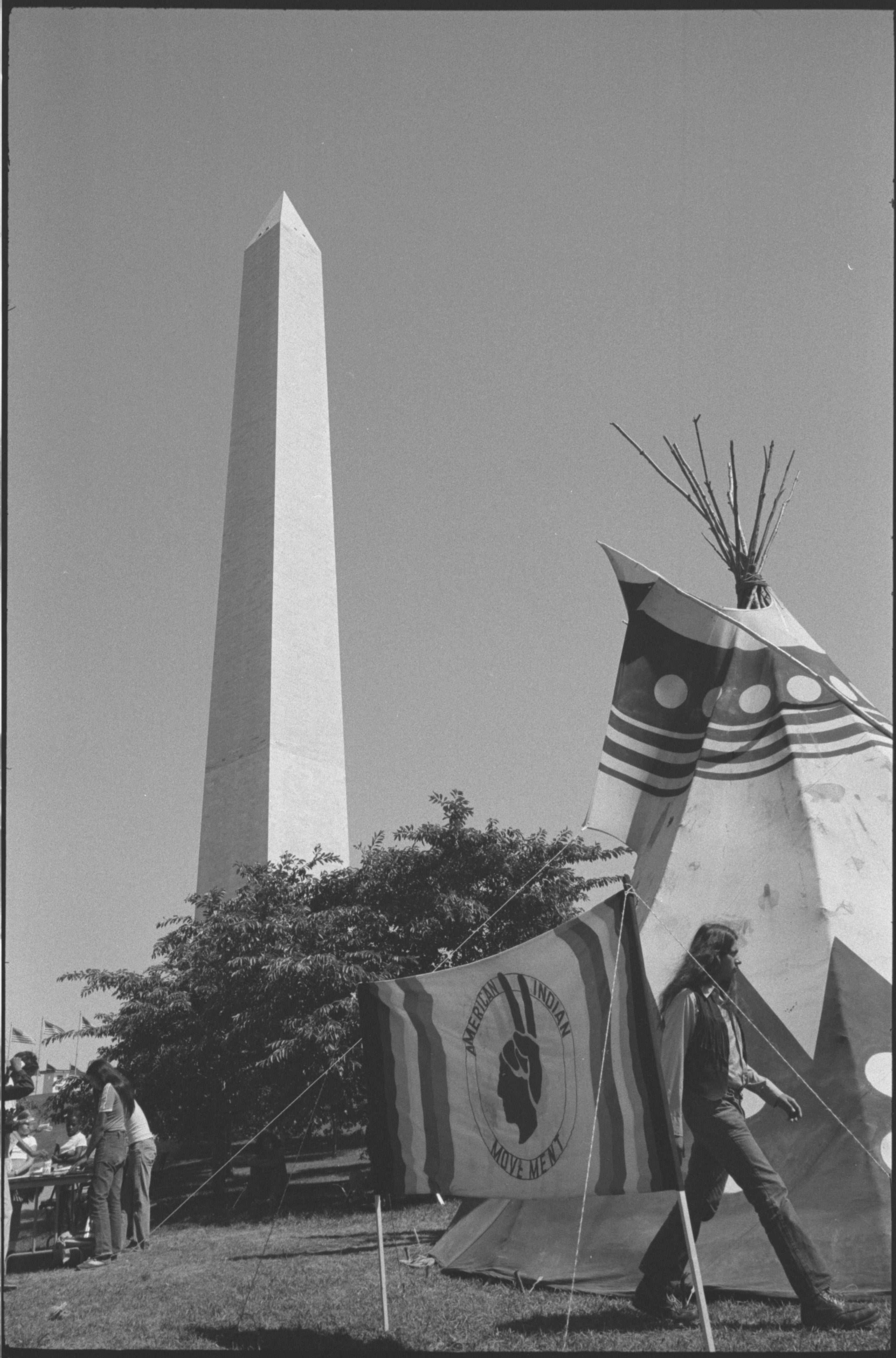 A tipi and the American Indian Movement (AIM) flag in front of the Washington Monument (Source: Wikimedia Commons)