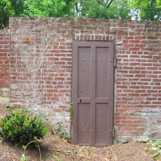 Vault in Mount Zion Cemetery believed to be a stop along the Underground Railroad. (Credit: Flickr user rockcreek. Used via Creative Commons Attribution-NonCommercial 2.0 Generic license.)