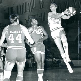 Rick Barry playing for Washington Caps in 1970. (Reprinted with permission of the DC Public Library, Star Collection, © Washington Post.)