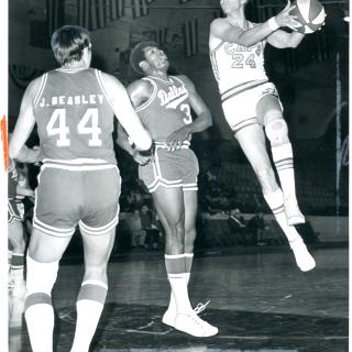 Rick Barry playing for Washington Caps in 1970. (Reprinted with permission of the DC Public Library, Star Collection, © Washington Post.)