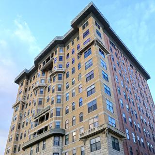 Exterior view of The Cairo building in Washington, DC. (Credit: Daderot on Wikimedia Commons)