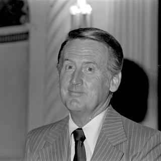 Vin Scully wearing suit and tie in 1979 (Source: UCLA via Wikimedia Commons. Cropped and used via CC-BY 4.0 license.))