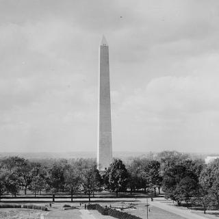 Black and white photo of Washington Monument, a large obelisk in Washington, DC