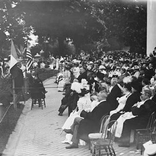 L'Enfant's second burial drew a large crowd to the portico of the old Lee mansion in 1909.