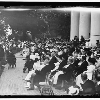 L'Enfant's second burial drew a large crowd to the portico of the old Lee mansion in 1909.