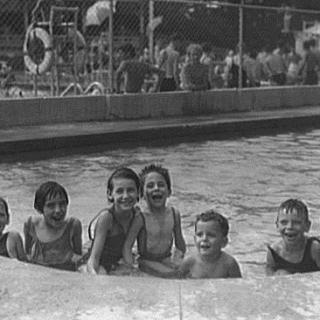 White children enjoy Glen Echo's Crystal Pool in the summer of 1935. (Photo source: Library of Congress)