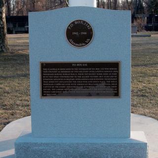 Memorial to P.O. Box 1142 located at Fort Hunt in Alexandria, VA (Photo credit: Wikipedia user Ser Amantio di Nicolao. Cropped and used via the Creative Commons Attribution 3.0 Unported license.) 
