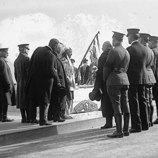 Chief Plenty Coups and others paying respects at the unknown soldier burial.