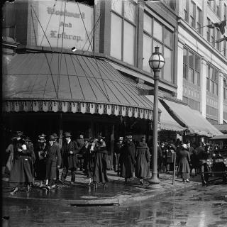 Street scene, Woodward & Lothrop, 11th and F Streets, NW, Washington, D.C. (Source: Library of Congress)
