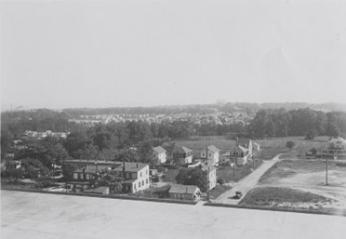 A black-and-white image with an aerial view of the Reno neighborhood, a few houses at the bottom of a hill. 