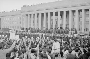 Large crowd of anti-Vietnam War protesters and military police in front of the Pentagon during the March on the Pentagon