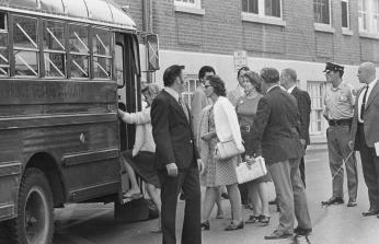 Jurors board bus during Arthur Bremer trial. (Reprinted with permission of the DC Public Library, Star Collection, © Washington Post.)