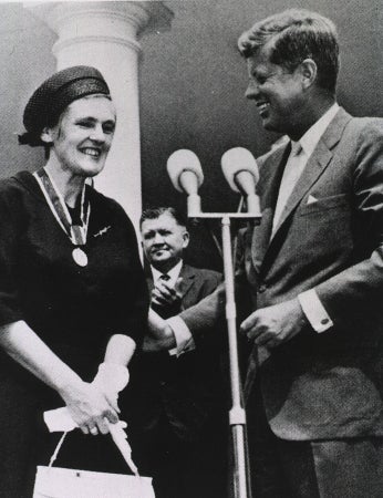  Frances Kathleen Oldham Kelsey receiving the President's Award for Distinguished Federal Civilian Service from President John F. Kennedy, in 1962.