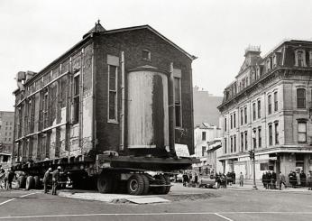 Adas Israel Synagogue building on moving truck, December 18, 1969. (Photo source: Wikipedia)