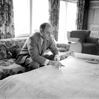 Simon with plans of Reston, 1960 (Source: New York Times / The Reston Historic Trust and Archives)