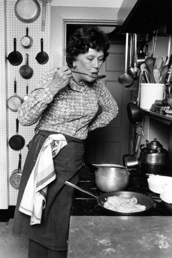 Julia Child in her kitchen in Cambridge, MA,1978. (Credit: By Lynn Gilbert (Own work) [CC BY-SA 4.0 (<a href=