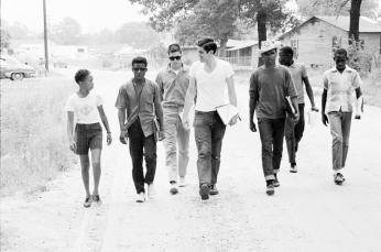 Freedom Summer volunteers and locals canvassing. Freedom Summer volunteers and locals canvassing. (Credit: Courtesy of Ted Polumbaum provided courtesy of Newseum)
