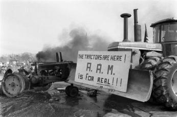 Tractors in front of the Capitol