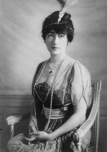 Portrait of Evalyn McLean wearing the Hope Diamond in 1914