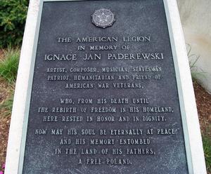 This plaque to honor Paderewski, which uses an alternative spelling of his first name, remains in Arlington. Credit: Arlington National Cemetery