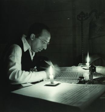 1946 photograph of Aaron Copland in his studio. Victor Kraft, The Aaron Copland Collection, Music Division. https://blogs.loc.gov/loc/2014/10/documenting-dance-the-making-of-appalachian-spring/