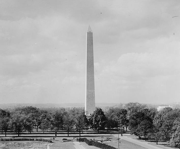 Black and white photo of Washington Monument, a large obelisk in Washington, DC