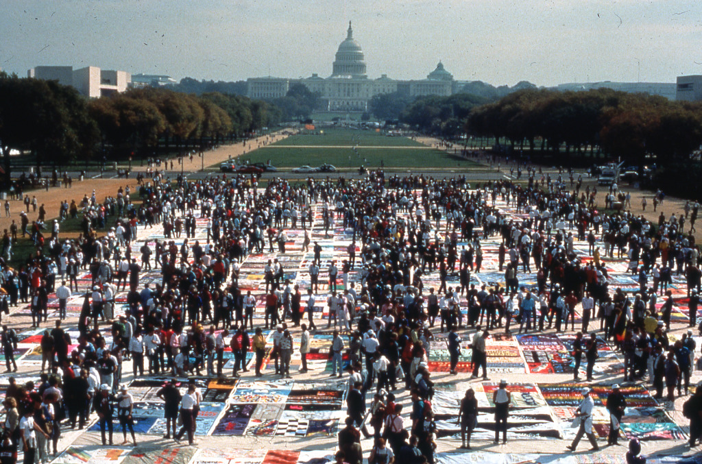 March participants view the AIDS Memorial Quilt on the National Mall on October 11, 1987. (Photograph courtesy of The NAMES Project.)