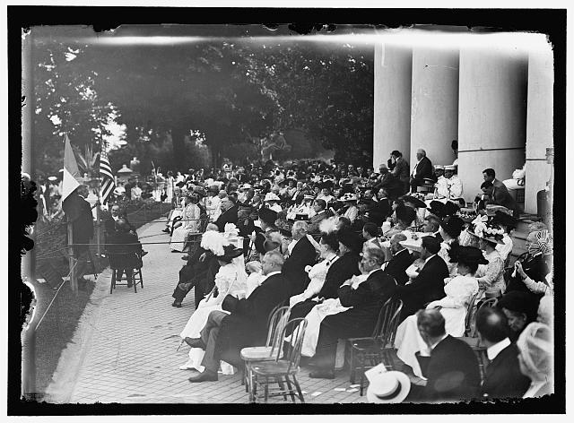 L'Enfant's second burial drew a large crowd to the portico of the old Lee mansion in 1909.