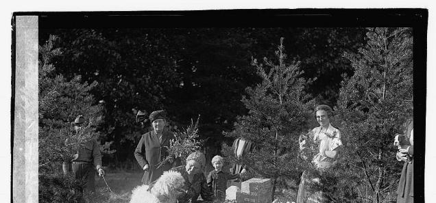 Dog funeral at Aspin Hill Pet Cemetery, October 7, 1921. (Source: Library of Congress)